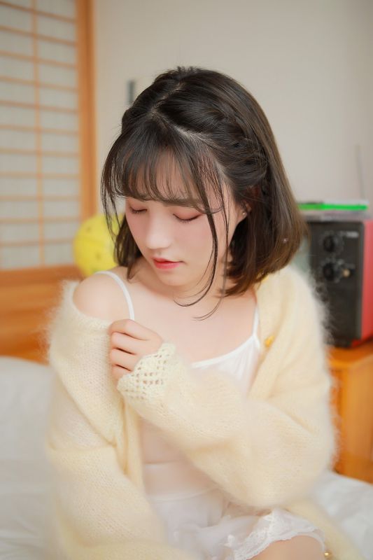 牙套学生妹室内白丝美足清纯写真