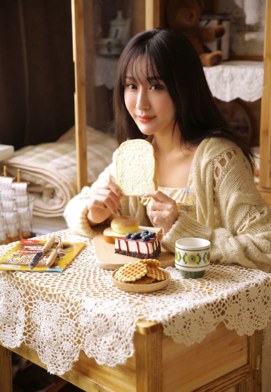 长发美女妖娆白丝袜美腿地板尽情性感诱惑写真