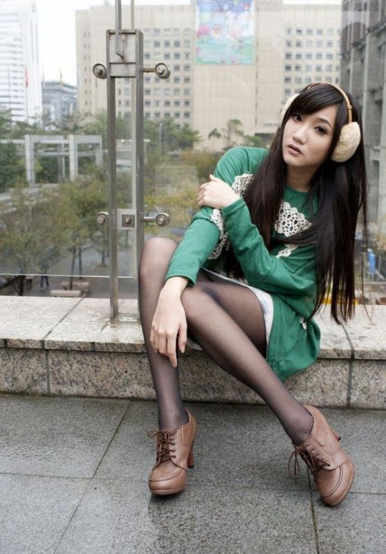 气质萌妹子黑色丝袜迷人写真