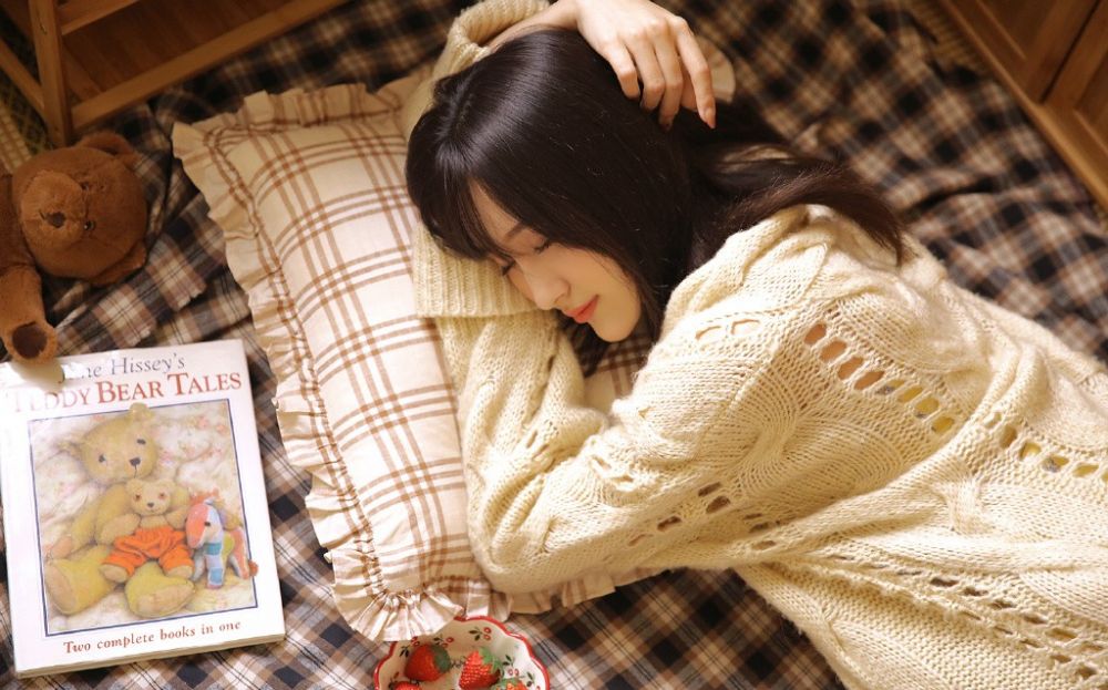 长发美女妖娆白丝袜美腿地板尽情性感诱惑写真