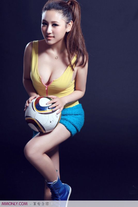 气质美女向欣薇V领短裙秀出大胸
