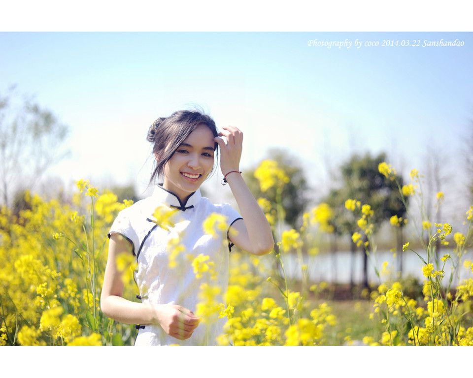 古典旗袍美女油菜花田里风情写真