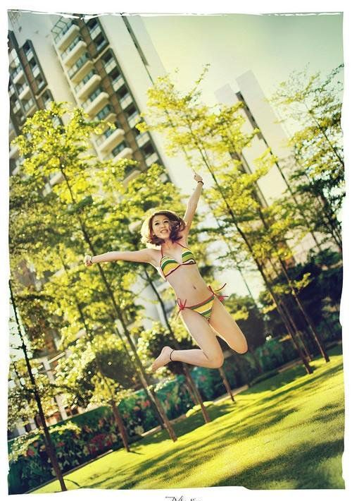 泳池里的比基尼萌妹子高清写真
