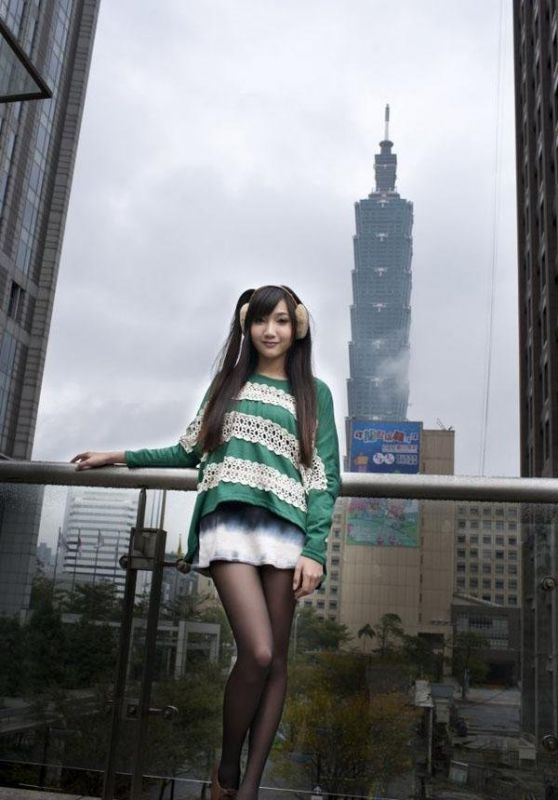 气质萌妹子黑色丝袜迷人写真