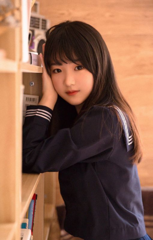 90后校园美女清纯水手制服丝袜美腿养眼写真图片