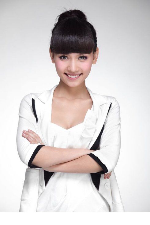 俏丽佳人孙骁骁制服写真英气十足