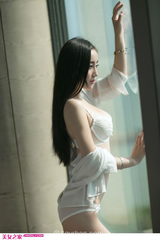 张婉馨白色内衣露大胸迷人写真