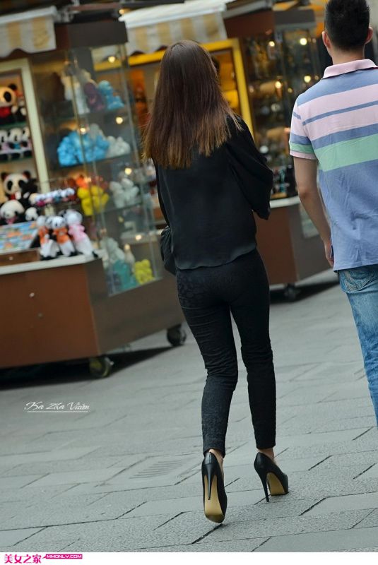 街拍高跟紧身裤美女高清写真