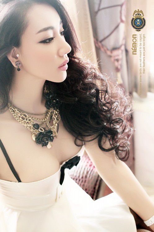 长头发美女私房黑丝美腿诱惑图片