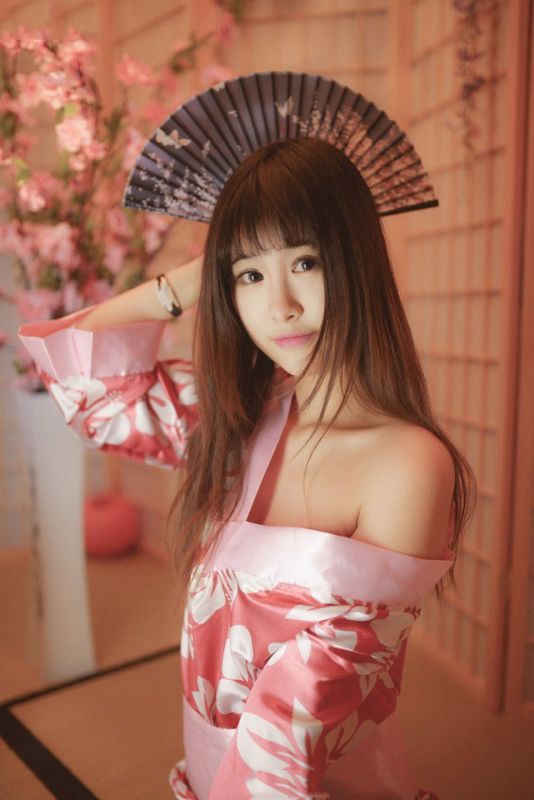 爆乳美女性感露肩和服诱惑写真