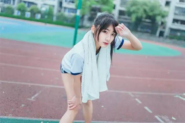 17岁高中生女主播优雅清纯写真