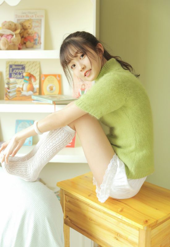 单马尾元气可爱少女美腿白丝甜美笑容写真