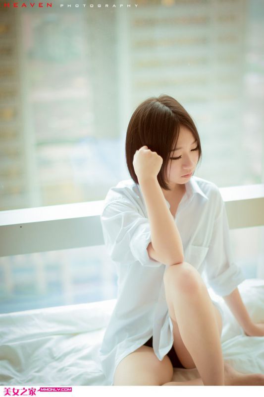 短发美女清新可爱迷人写真