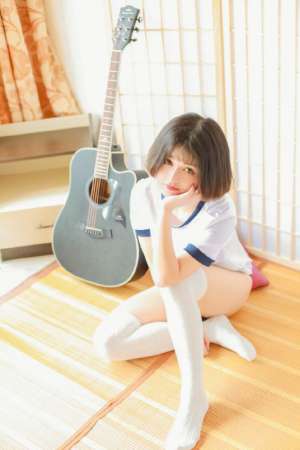水蜜桃少女运动服白丝绝对领域诱惑写真