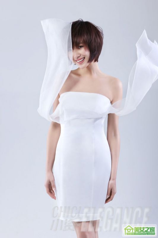 裹胸白裙女神万茜甜美写真