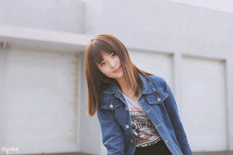 清纯妹子牛仔外套迷人微笑写真