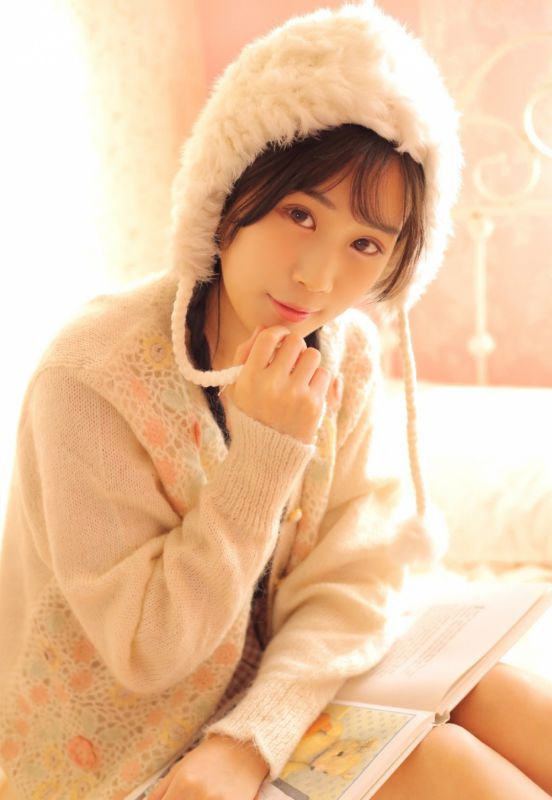 极品古典麻花辫美女私房粉嫩丝袜美腿清纯图片