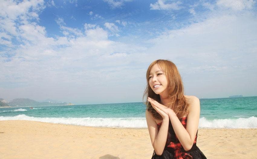 海边萌妹子俏皮可人写真