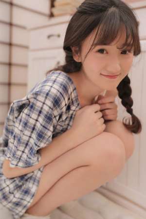 00后吊带衬衫萝莉少女私房丝袜美腿性感写真