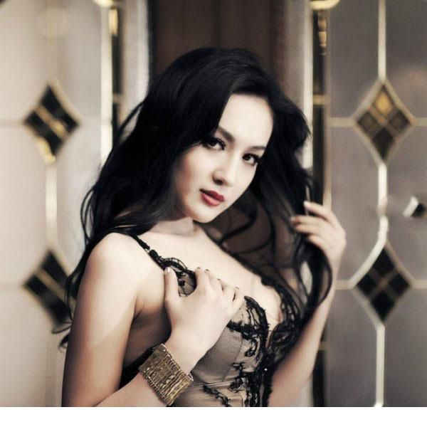 冷艳性感美女搔首弄姿黑丝袜诱惑(1/9)