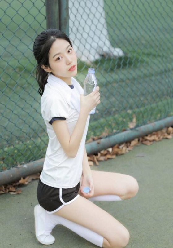 校园清纯气质女神操场阳光白丝美腿火辣写真图片