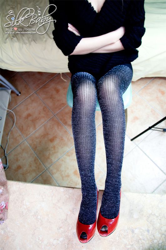 高挑美女黑丝荧光袜秀性感长腿