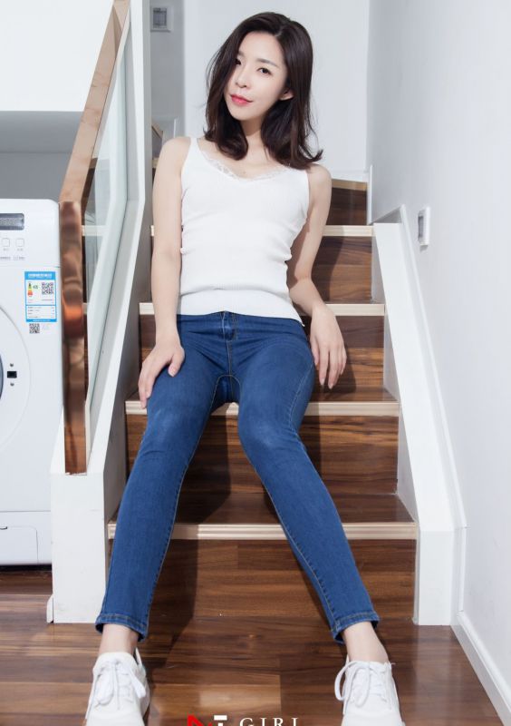 靓丽美女紧身牛仔裤翘臀居家写真