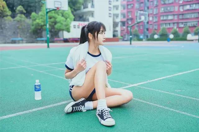 17岁高中生女主播优雅清纯写真