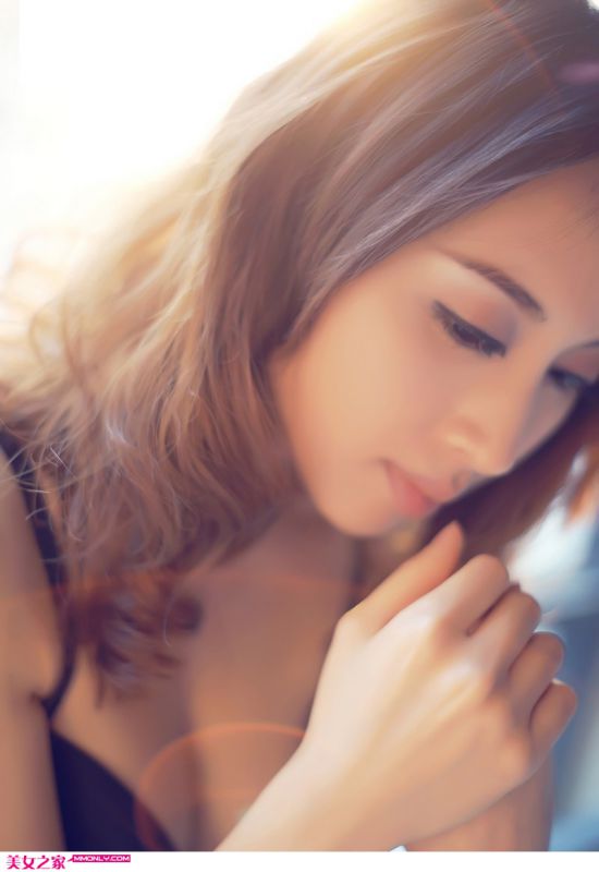 妩媚美女黑色内衣诱惑写真
