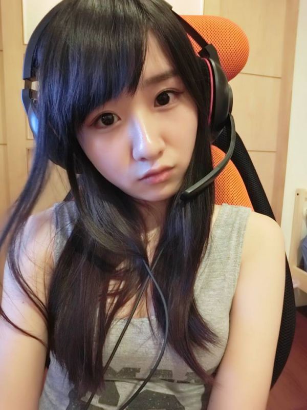 台湾正妹高材生李思娴爆红 好学生也会打LOL
