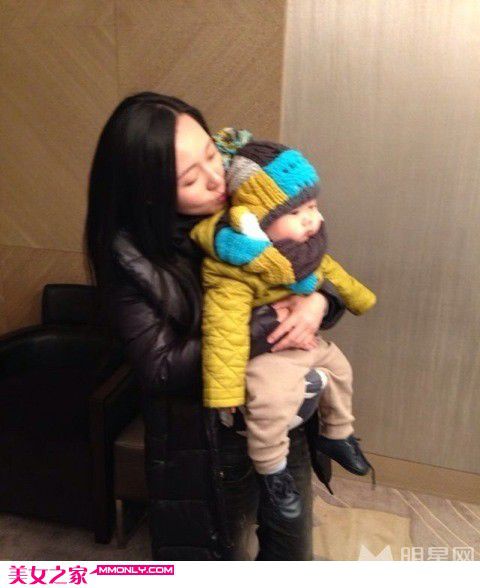 潘阳携可爱宝贝女儿亮相商场