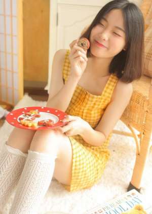 短发曲奇少女风趣可爱丝袜美女写真