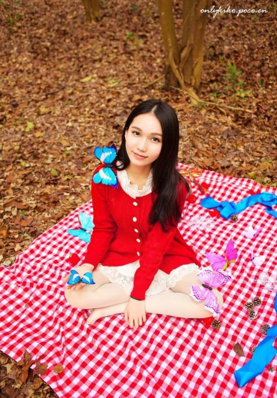 清新红衣萌妹子唯美写真