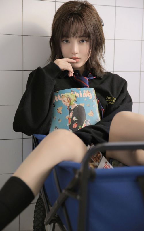 氧气美女模特黑丝长腿极品尤物养眼白嫩图片