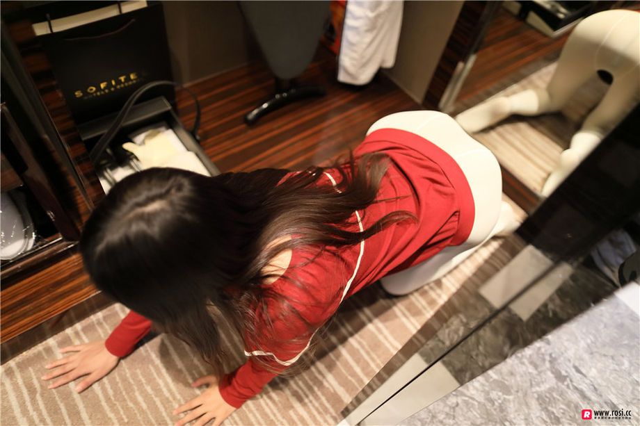 ROSI写真 00后萝莉学生妹白丝美臀写真照片第9张