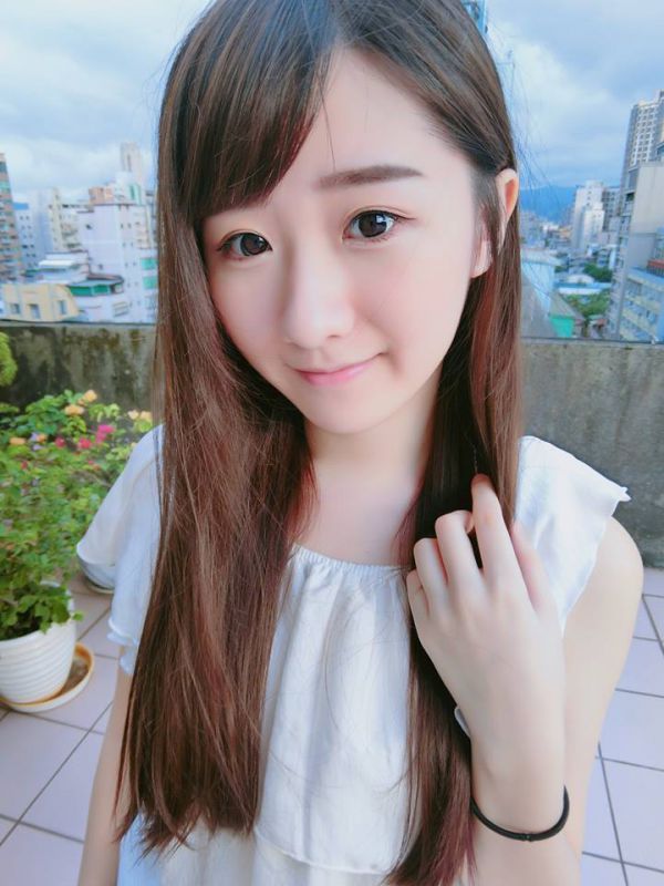 台湾正妹高材生李思娴爆红 好学生也会打LOL