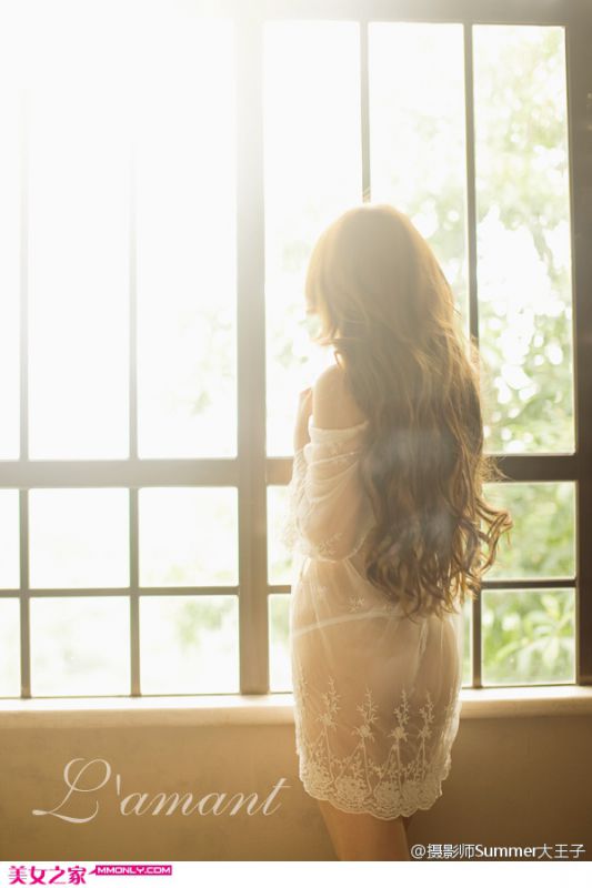 白色窗帘下的性感爆乳美女诱人写真