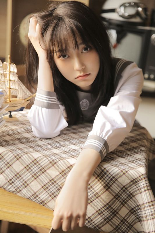 校园制服美女白丝美腿清纯养眼空灵气质御姐写真
