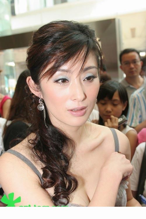 女神张敏吊带裙出席活动照