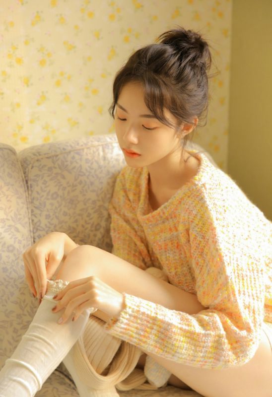娇羞未成年美女私房白丝袜美腿居家天然诱惑写真图片