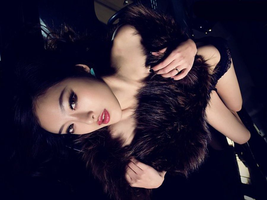 韩国气质美女皮草豪车内性感写真