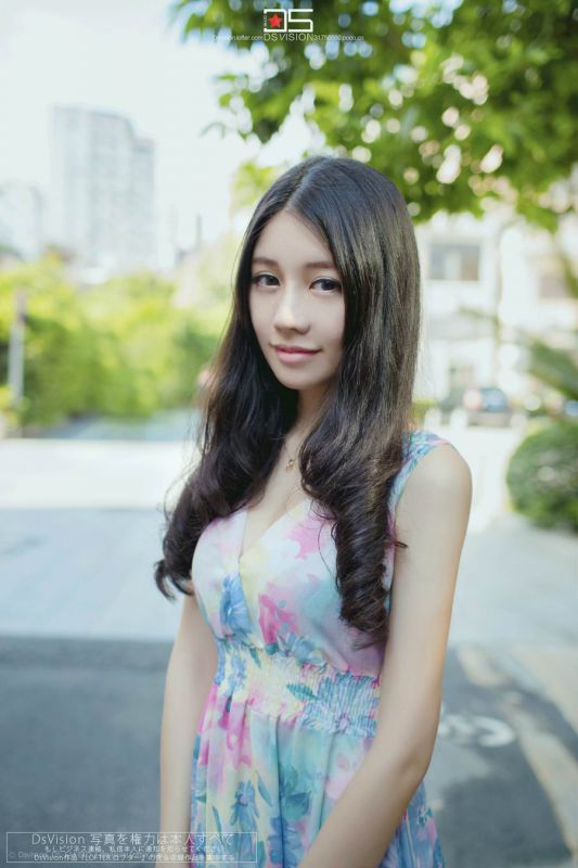 气质清纯迷人校花户外高清写真