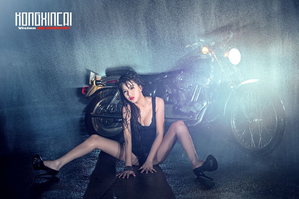 火辣性感美女夜拍上演湿身诱惑