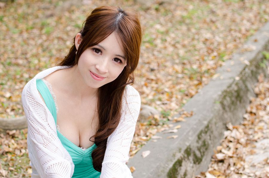 清纯校花美胸诱惑户外高清写真