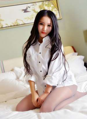 极品尤物少妇宾馆床上白衬衫灰丝袜无内大胆福利写真