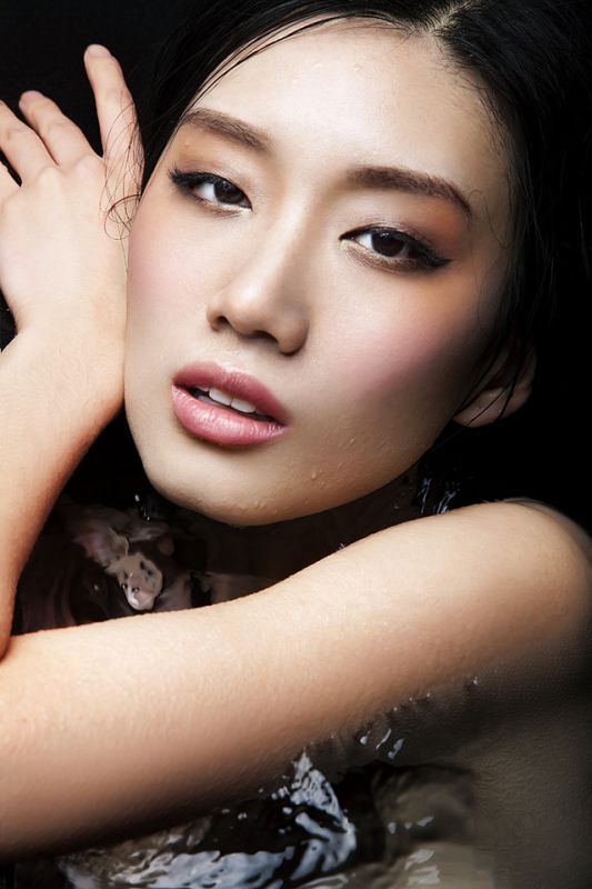 性感美女湿身妆容水中大片