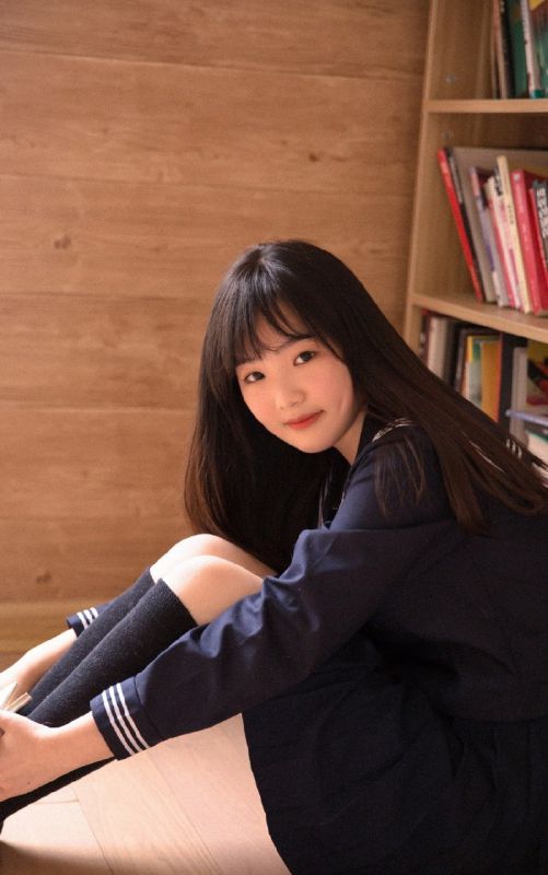 90后校园美女清纯水手制服丝袜美腿养眼写真图片