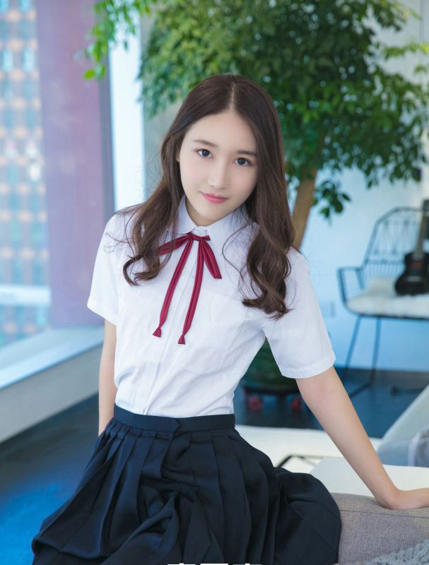 性感学妹学生装白皙皮肤写真
