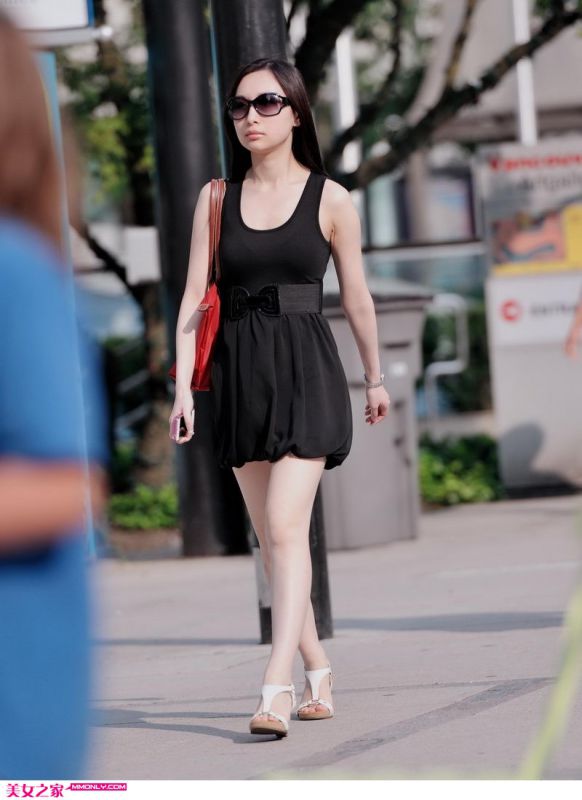 街拍短裙墨镜美女高清写真