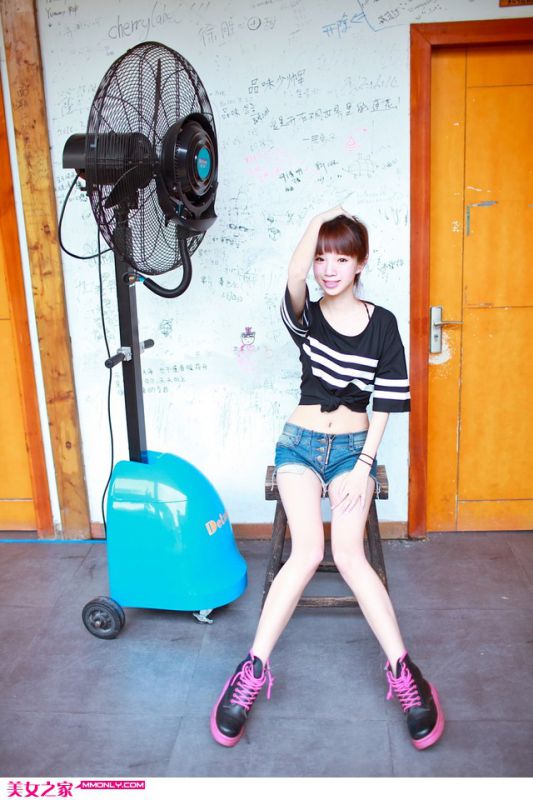 夏日清新可爱美女户外写真